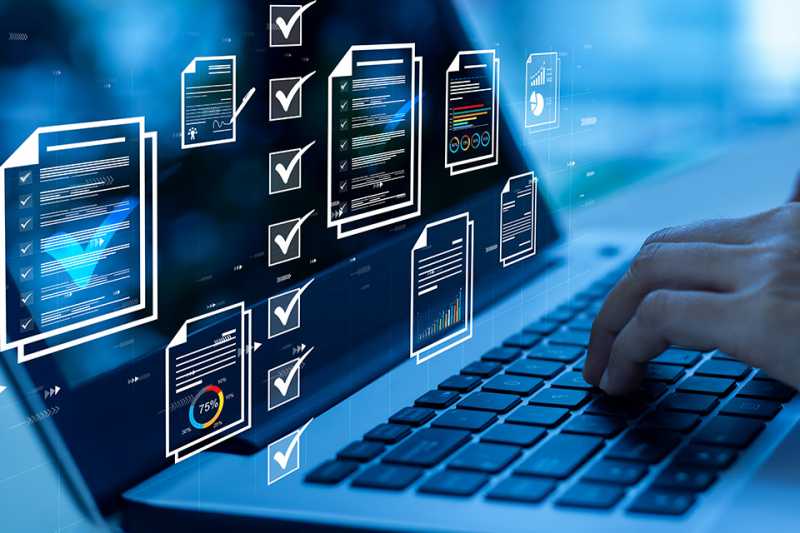 Laptop mit digitaler Checkliste