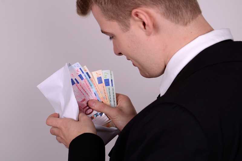 Mann mit Geldumschlag