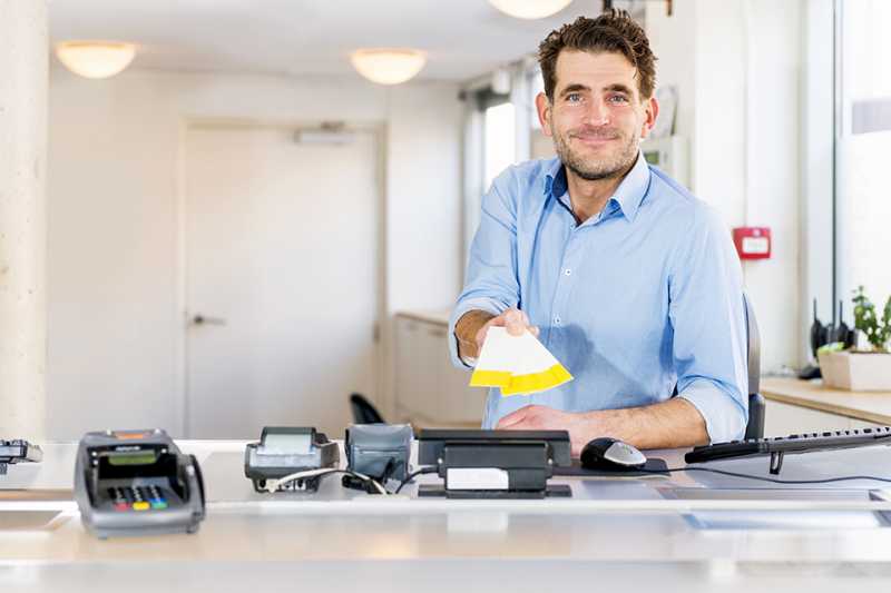 Person mit Gutscheinen